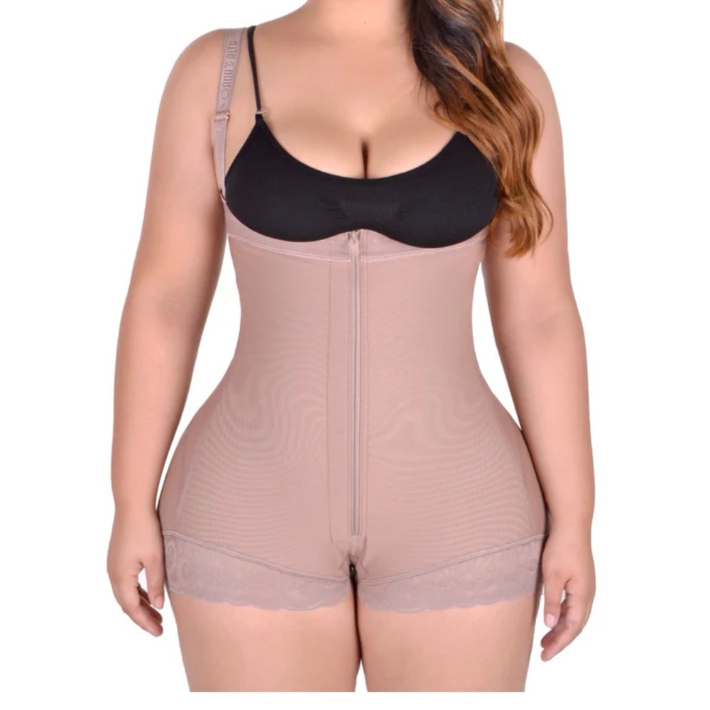 Seamless Shapewear Bodysuit for Smooth Silhouettes Molding Abdominal Compression